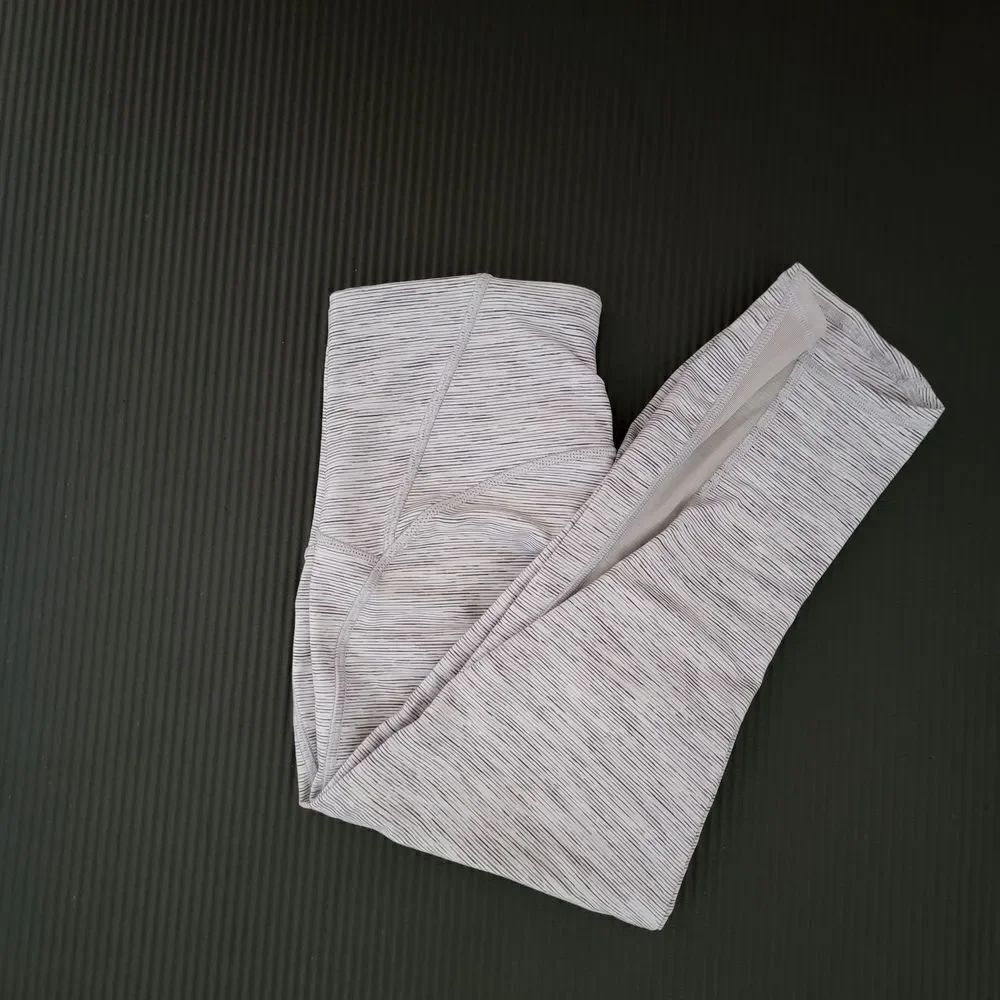 Lululemon Athletica Gray Leggings with Stretchy Knit Fabric